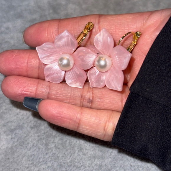Pearl petal earrings - Picture 2 of 5